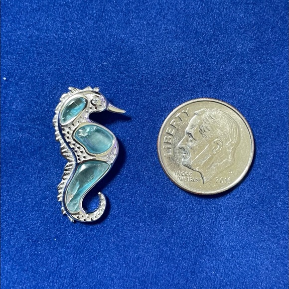 925 Sterling Silver Kyanite Seahorse Necklace Charm Pendant with hidden bail - Picture 3 of 3